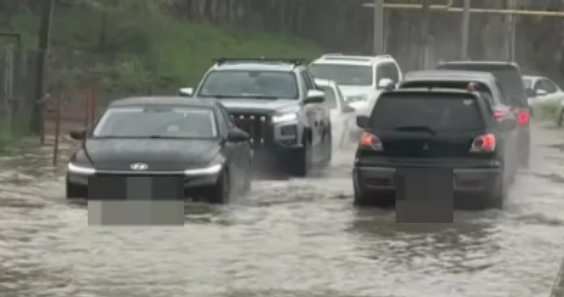 Алматыда жаңбырдан кейін көліктер жүзіп жүр су басқан көшелердің тізімі