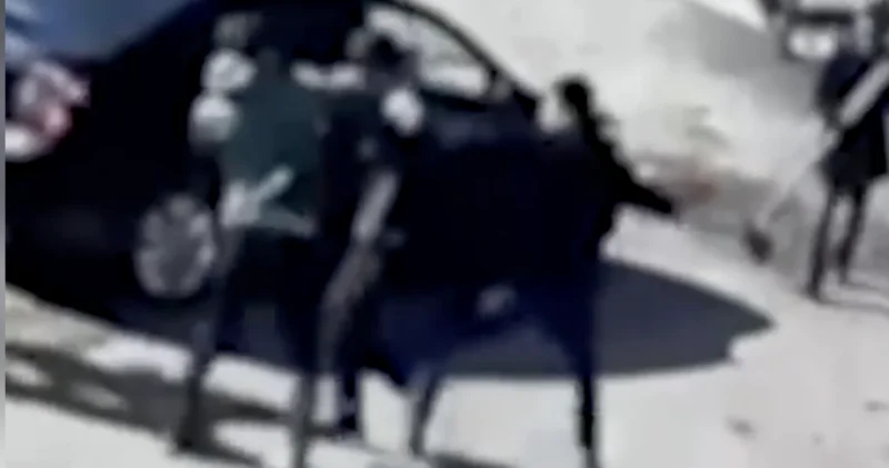 Астанада жасөспірім көлікпен мектепке кіріп, төбелес шығарды видео