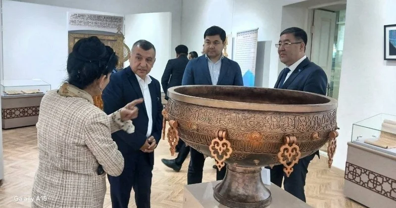 Самарқандтағы көрмеде Әмір Темірдің сыйға тартқан туы мен тарихи жәдігерлері қойылды