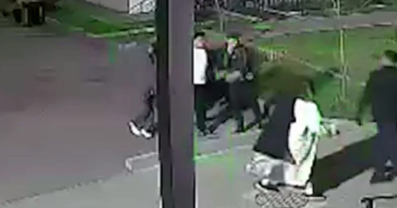 Гонялся за людьми с ножом : пугающее поведение мужчины попало на видео в Алматы