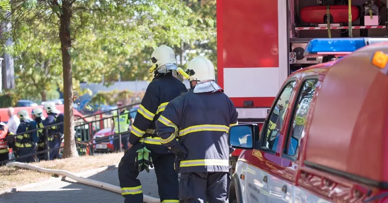 Машины перегораживают дорогу к горящему дому: как поступают пожарные в Алматы