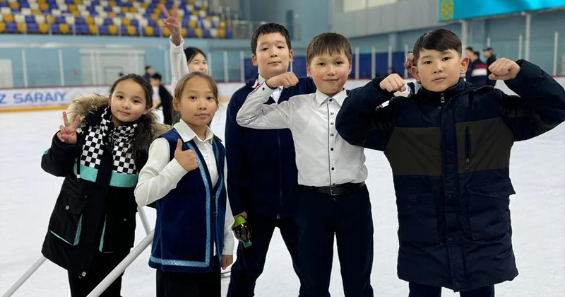 Түркістандағы Келешек мектебінде оқушылар мұзда сырғанауды үйреніп жүр