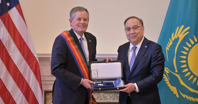 Президент Өкілі Вашингтонда АҚШ сенаторы Стив Дэйнсті марапаттады