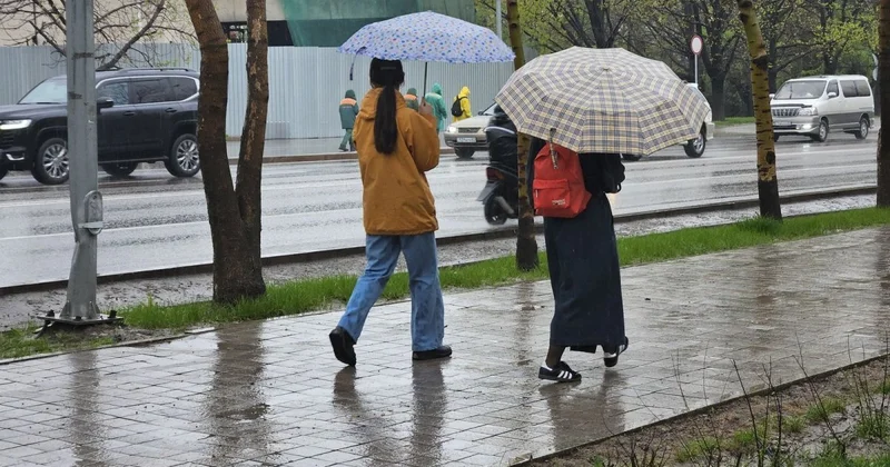 Мешки с песком и мотопомпы: в режим повышенной готовности переведены коммунальщики Алматы