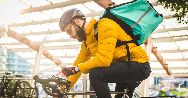 Минимальную почасовую оплату для таксистов и курьеров предложила ввести депутат