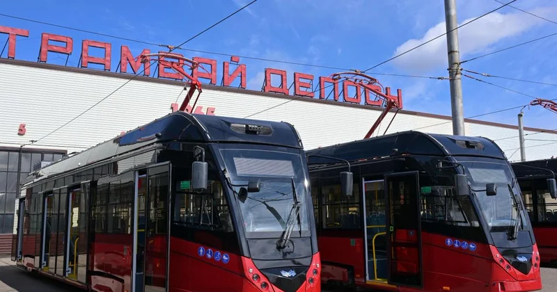 Трамвай паркінде жаңа вагондар