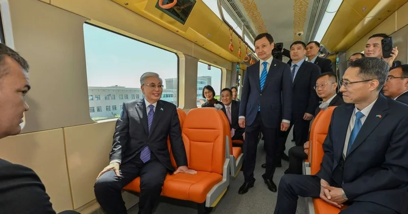 Токаев проехал на поезде столичного LRT и стал его первым пассажиром (фото)