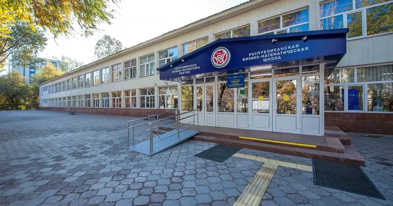 В Минпросвете прокомментировали ситуацию с распределением грантов в РФМШ