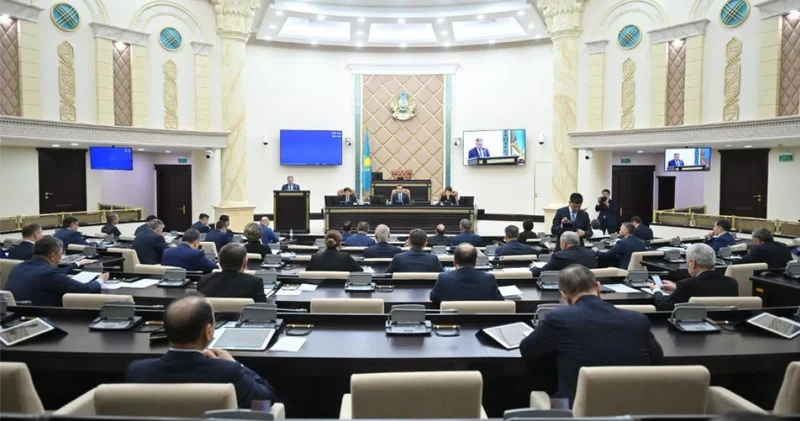 Еңбек заңнамасын жетілдіру жөніндегі заңды мақұлдады