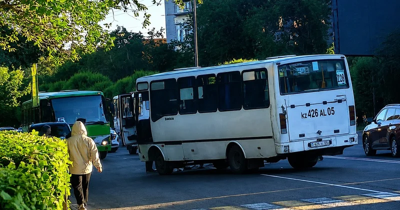 Женщина погибла под колесами автобуса в Талдыкоргане