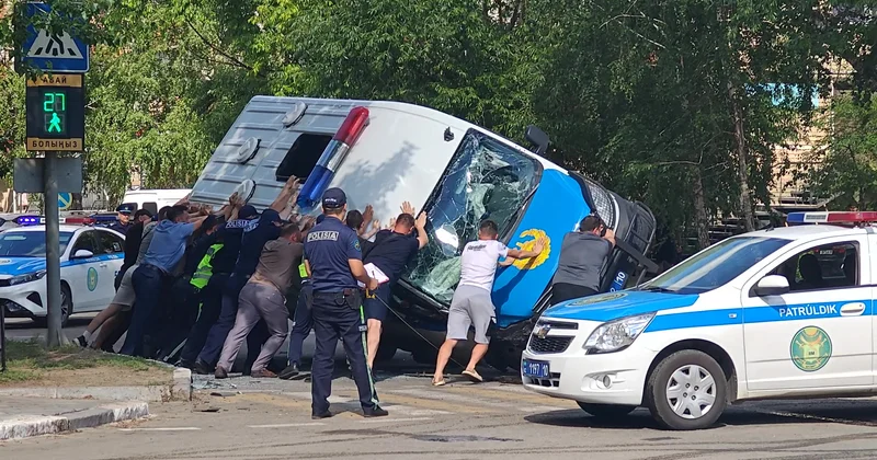 Қостанайда тұтқындар мінген автозак сотқа бара жатқан жолда аударылып қалды