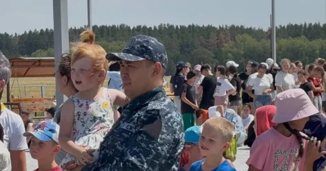 Полицейские на руках выносили детей из лагеря во время лесного пожара в области Абай