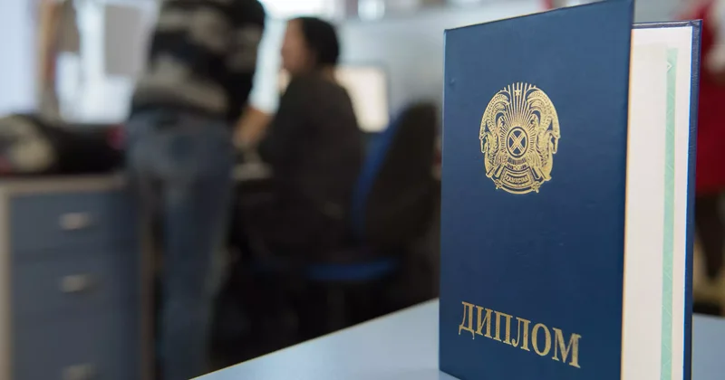 Көпшіліктің көзінше дипломын жыртқан студент қамауға алынды