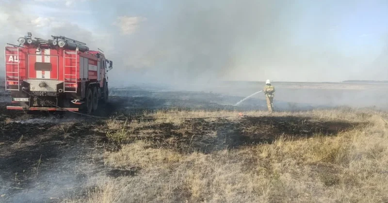 67 гектаров сухой травы сгорели за сутки в Акмолинской области из за неосторожного обращения с огнём
