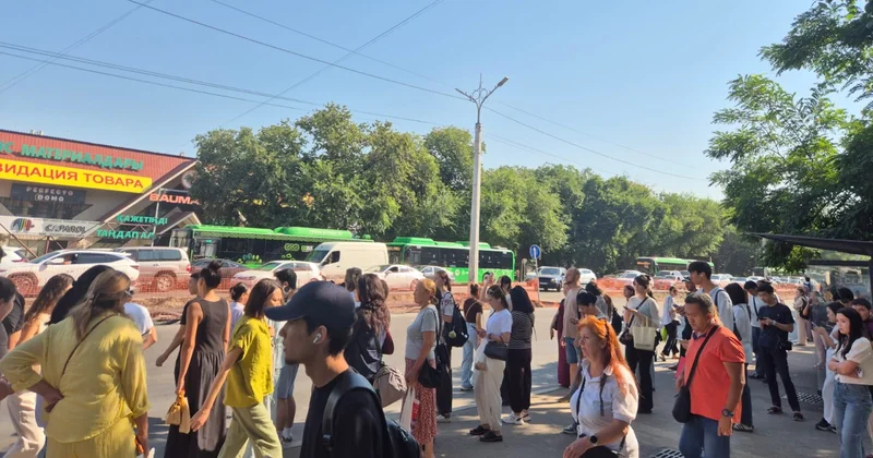 “Ыстықта 2 шақырым жаяу жүруге тура келді” LRT құрылысына байланысты Төле би көшесінде не болып жатыр