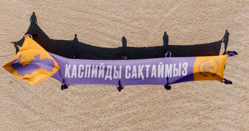 Активисты подняли 22 метрового змея в поддержку Каспия