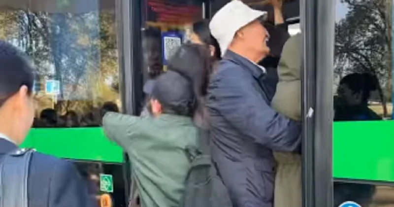 Скот в консервной банке : пассажирку возмутил переполненный до отказа автобус в Алматы (видео)