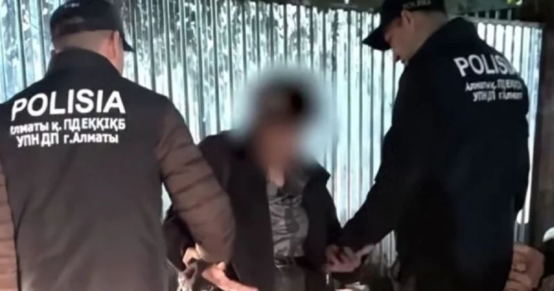 Женщину с подозрительными наклейками задержали у остановки в Алматы (видео)