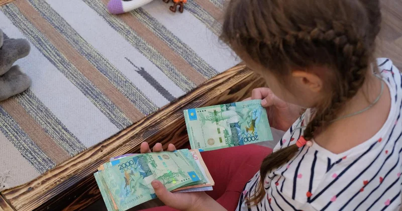Пособия по новым правилам: как понять, в какую категорию входит семья в Казахстане