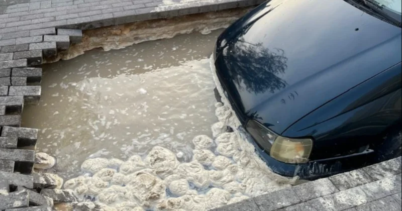 Ақтауда автокөлік төсеме тас астындағы сулы шұңқырға түсіп кетті