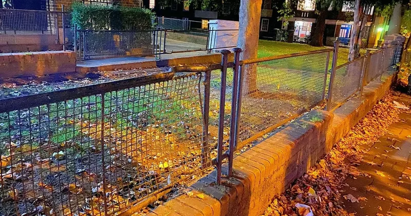 Заборы из носилок времён Второй мировой войны всё ещё используются в южной части Лондона