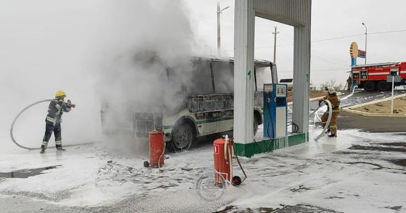 Автобус загорелся на АЗС в Атырауской области