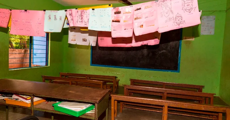 Сделала 100 приседаний и умерла: в Индии школьницу не смогли спасти после наказания от учителя