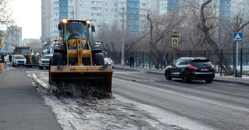 Более тонны снега вывезли коммунальщики из Астаны