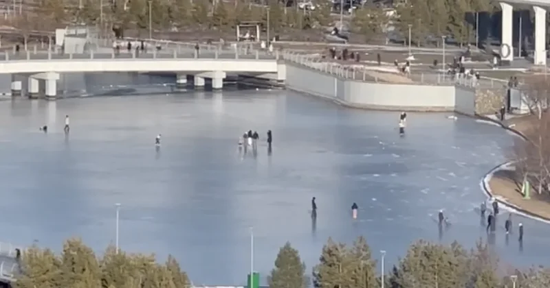 В Астане люди вышли на едва замерзший Есиль, рискуя провалиться под лед