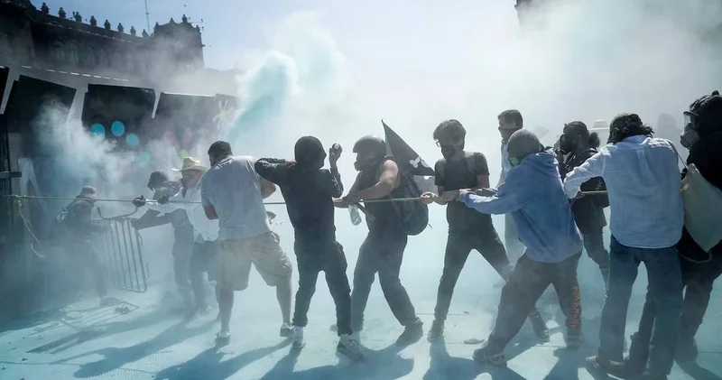 Мексикада мэрдің өлімінен кейін жаппай наразылық өтіп жатыр