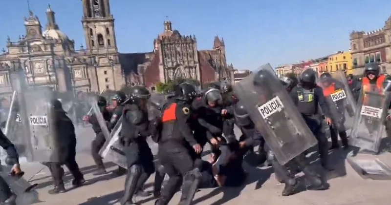 120 человек, из них 100 полицейских, пострадали на протестах в Мексике (видео)