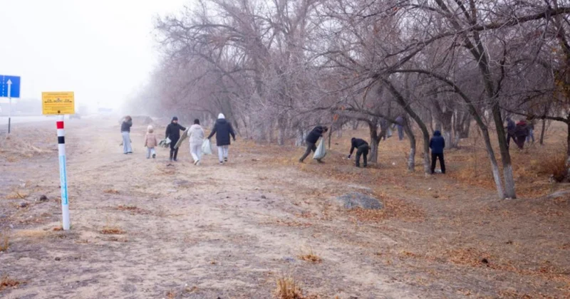 Алматы Қонаев тас жолының бойы қоқыстан тазартылды