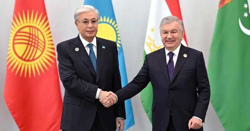 Қасым Жомарт Тоқаевты Ташкенттегі Конгресс орталықта Шавкат Мирзиёев қарсы алды