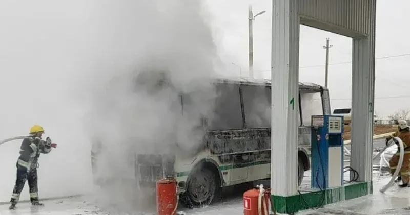 Атырау облысында жанар жағармай құю бекетінде автобус өртенді