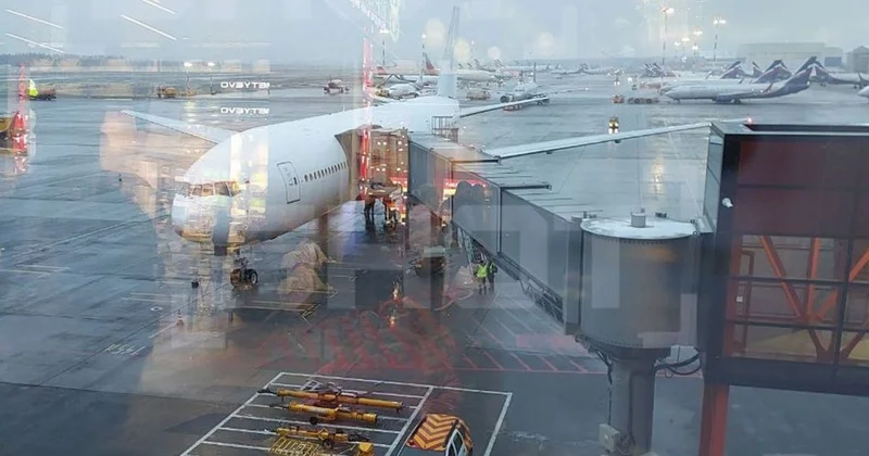 У самолета загорелся двигатель во время взлета в российском аэропорту