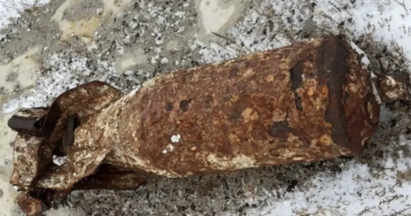 Маңғыстаулық аңшы Каспий жағалауынан әуебомбасын тауып алды