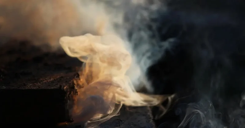 Загорелась мебель: 20 человек эвакуировали из многоэтажки в Костанае из за пожара