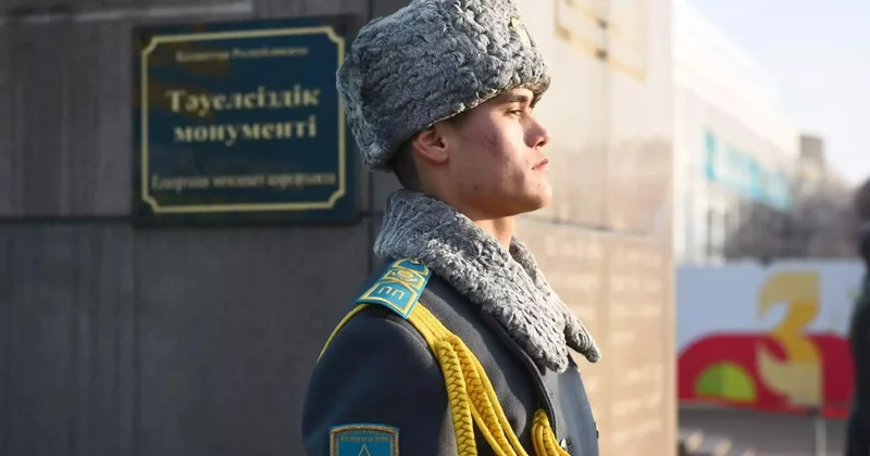 Алматыда Тәуелсіздік монументіне гүл шоқтары қойылды