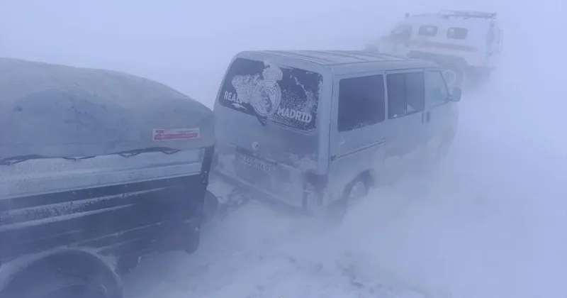 Вывозили на вездеходе: трёх человек спасли с заснеженной трассы в Костанайской области