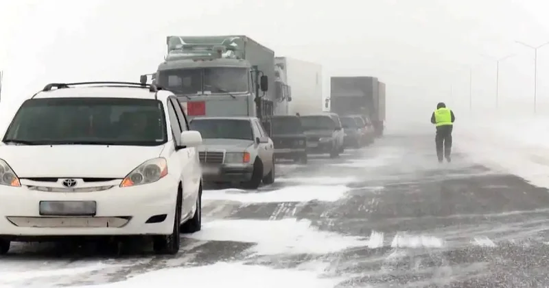 Жол жабылғаны туралы ескертуді елемеген жүргізушілер қомақты айыппұл төлейді