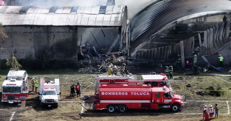 Частный самолет рухнул на предприятие в Мексике: есть погибшие (видео)
