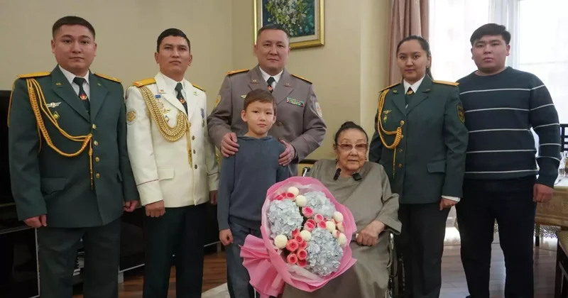 Алматыда әскери қызметшілер Бибігүл Төлегенованы туған күнімен құттықтады