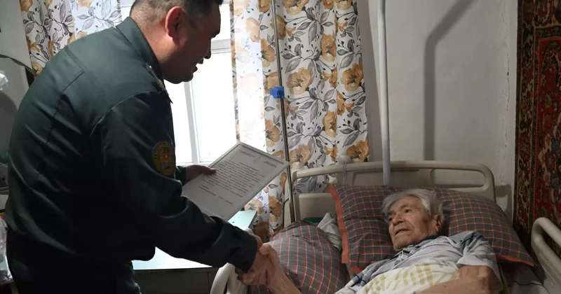 Қарағандыда әскерилер 100 ге толған соғыс ардагеріне тосынсый жасады