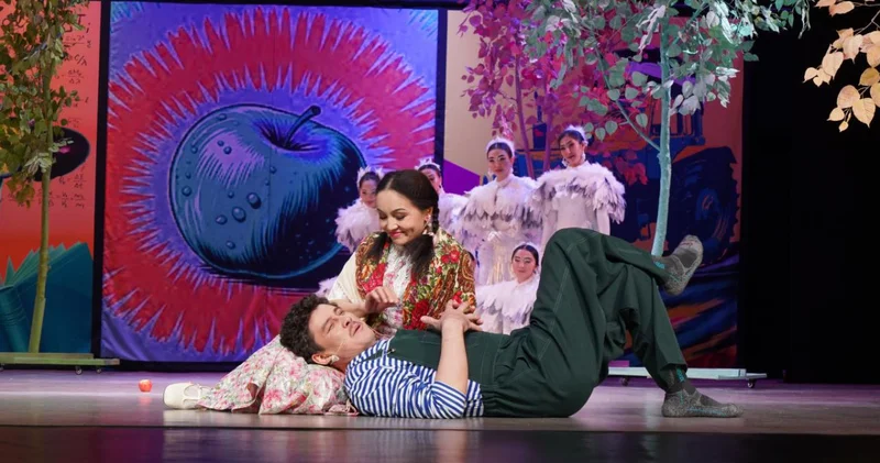 Ұйғыр театрында Сенің қара көздерің музыкалық комедиясының премьерасы өтті