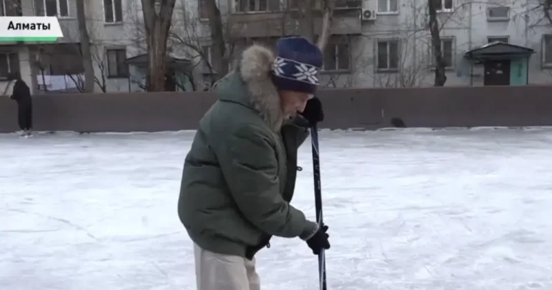 Алматыда тұрғын 40 жылдан бері аулада мұз айдынын құйып жүр