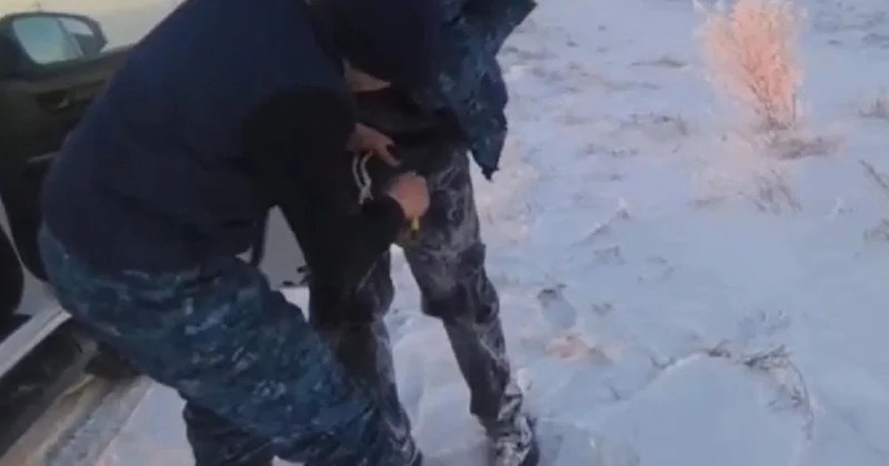 Авто с людьми ушло под лед: заледеневшую на казахстанцах одежду пришлось разрезать