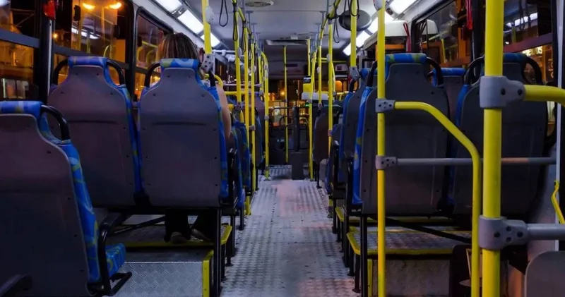 Атырауда автобус ішінде орынға таласқан қыздар төбелесіп қалды