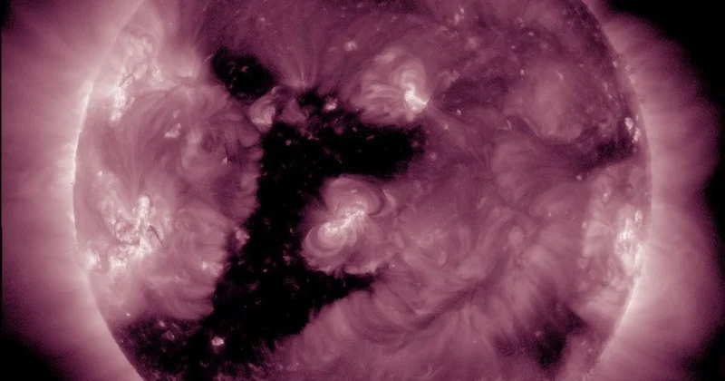 На Солнце сформировалась крупная корональная дыра необычной формы
