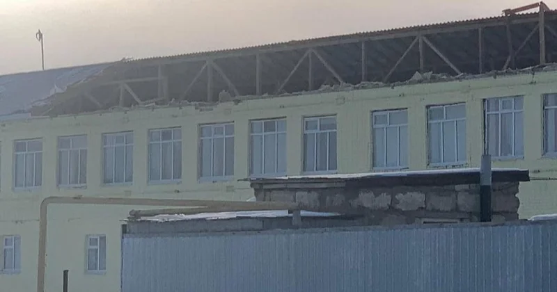 Ақтөбеде қатты жел кезінде мектептің шатыры ұшып кетті