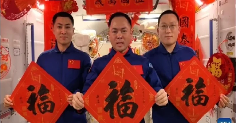 Ғарыштағы Қытай Жаңа жылы: тайконавттар торт пісірді